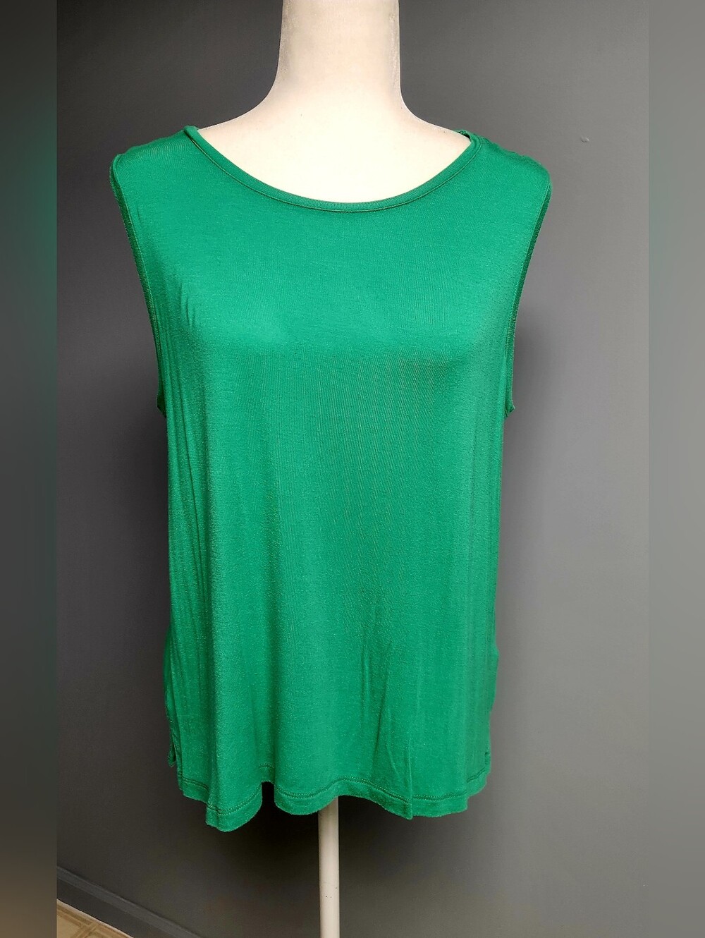 Adrienne Vittadini Kelly Green Sleeveless Knit Tank